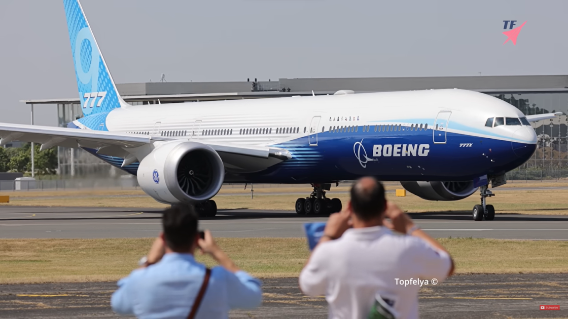 people making photos of Boeing 777