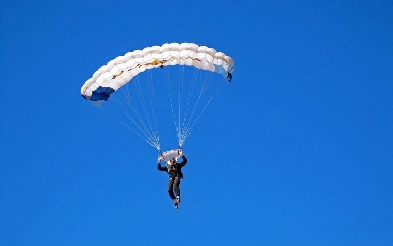 Paragliding and parachute jump - We are in the Sky